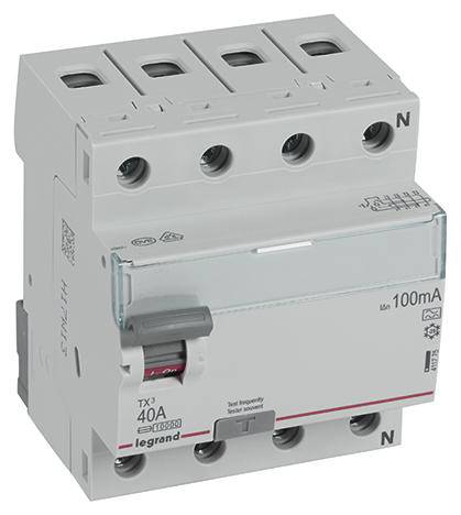 Schakelaar met vier aansluitingen, gemarkeerd met '40A' en '100mA', beschermt elektrische stroomkringen door onderbreking bij overbelasting.