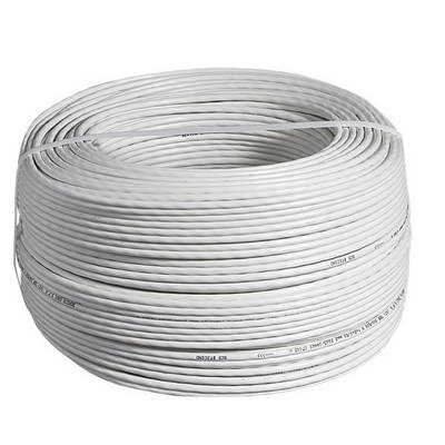 Een grote rol van wit kabel, strak opgerold, op een witte achtergrond.