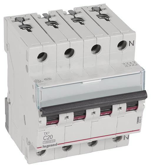 Een vierpoolse vermogensschakelaar van Legrand voor de beveiliging van elektrische stroomkringen, met kipschakelaars voor in-/uitfunctie.