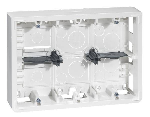 Een rechthoekige, witte wandmontagebehuizing met meerdere openingen en bevestigingspunten. Geschikt voor de installatie van elektrische componenten.