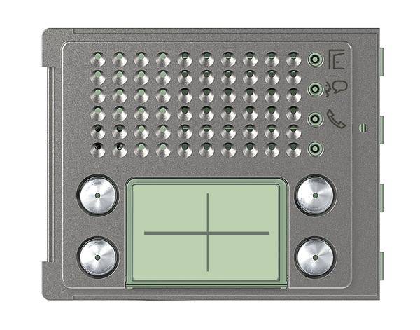 Een metalen intercom-bedieningspaneel met een luidsprekerooster bovenaan, een groen scherm onderaan, vier zilveren knoppen en symbolen aan de rechterkant.