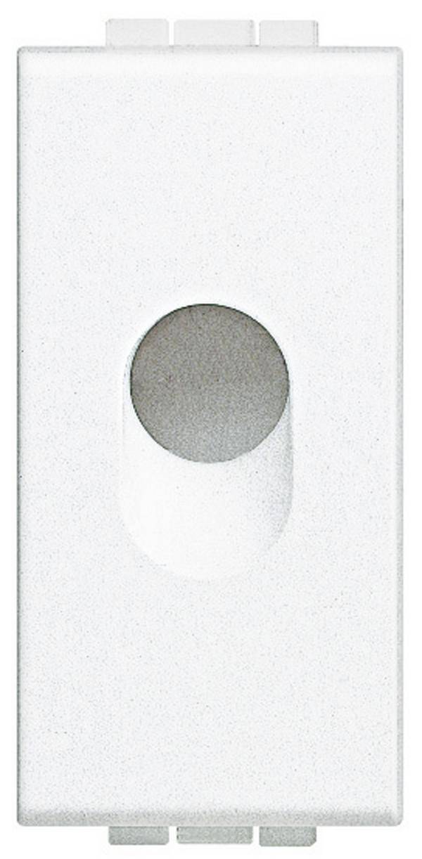 Een witte wandschakelaar met een ronde knopopening in het midden. Strak design, een standaard inbouw schakelelement voor huishoudens.