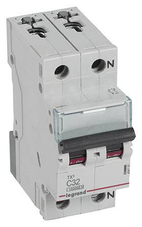 Een grijze tweepolige vermogensschakelaar van Legrand, model C32, met markeringen 'N' voor nulgeleider, geschikt voor elektrische installaties.