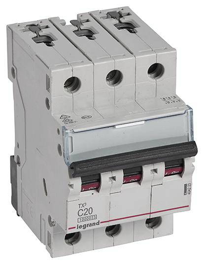 Driepolige installatieautomaat met opschrift 'C20'. Gebruikt voor beveiliging en bescherming van elektrische circuits tegen overbelasting.