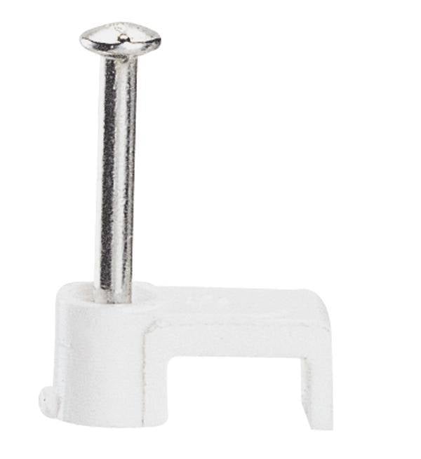 Een witte kabelclip met geïntegreerde spijker voor het bevestigen van kabels aan muren of andere oppervlakken.