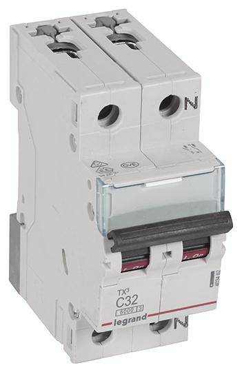 Een tweepolige vermogensschakelaar met de aanduiding 'C32', geschikt voor de bescherming van elektrische stroomkringen in gebouwen.