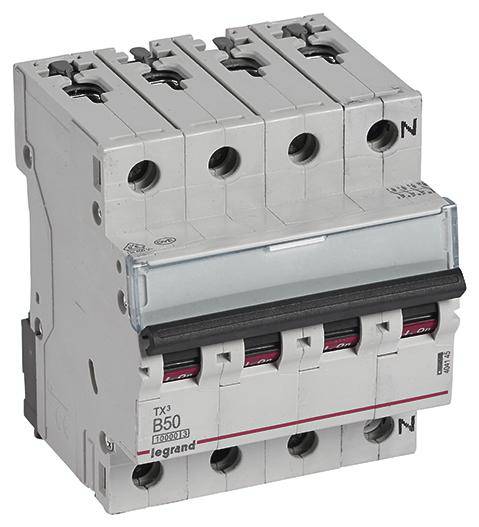 Een vierpoolse vermogensschakelaar met opschrift 'TX³ B50' en een stroomsterkte van 50 A, gefabriceerd door Legrand.