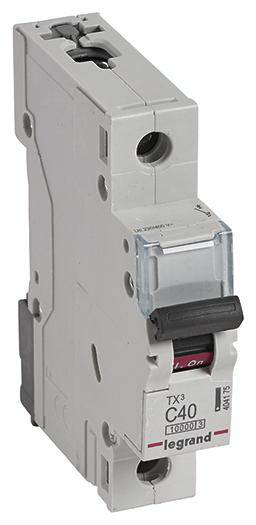 Een grijze installatieautomaat van het merk Legrand, model TX3 C40, voor gebruik in elektrische installaties.