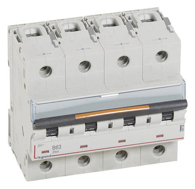 Een vierpolige vermogensschakelaar met de aanduiding '63A 25kA', voor overbelasting- en kortsluitbeveiliging in elektrische circuits.