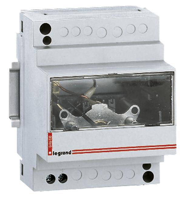 Een grijze elektriciteitsmeter met een transparante deksel. Hij heeft aansluitingen boven en onder, en het 'Legrand' logo op de voorzijde.