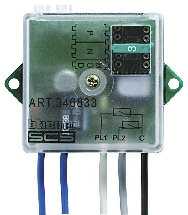 Een elektronische module met groene houders en meerdere aansluitingen. Een draaiknop toont de standen P, N, D en M.