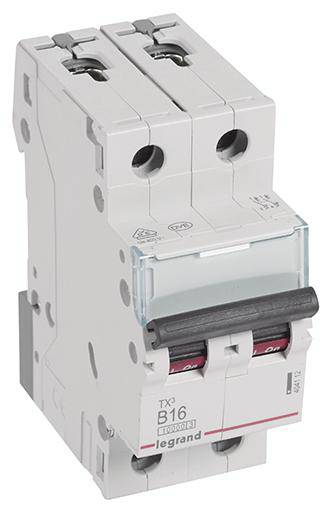 Een vermogensschakelaar met de opdruk 'TX3 B16' van Legrand. Hij heeft twee schakelaars en is geschikt voor elektrische installaties.