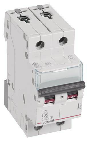 Een tweepolige installatieautomaat in het wit van Legrand met rode klikschakelaars en de aanduiding 'TX3 C6'.