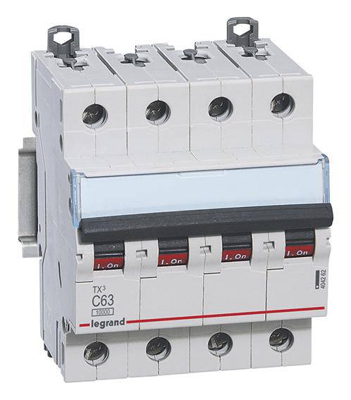 Een elektrische beveiligingsschakelaar met vier schakelmodules, gemerkt met 'TX3 C63', wordt gebruikt voor het onderbreken van elektrische circuits ter bescherming tegen overbelasting.