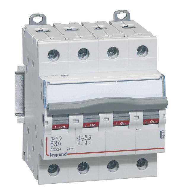Een vierpoolse vermogensschakelaar van het type Legrand DX3-IS, 63A AC22A, 400V, wordt afgebeeld.