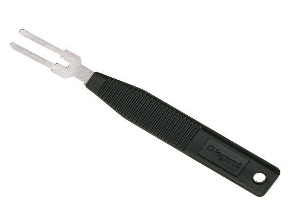 Een zwarte kunststof handgreep met een metalen vork aan één uiteinde, vaak gebruikt als gereedschap voor het verwijderen van autoradio-systemen.