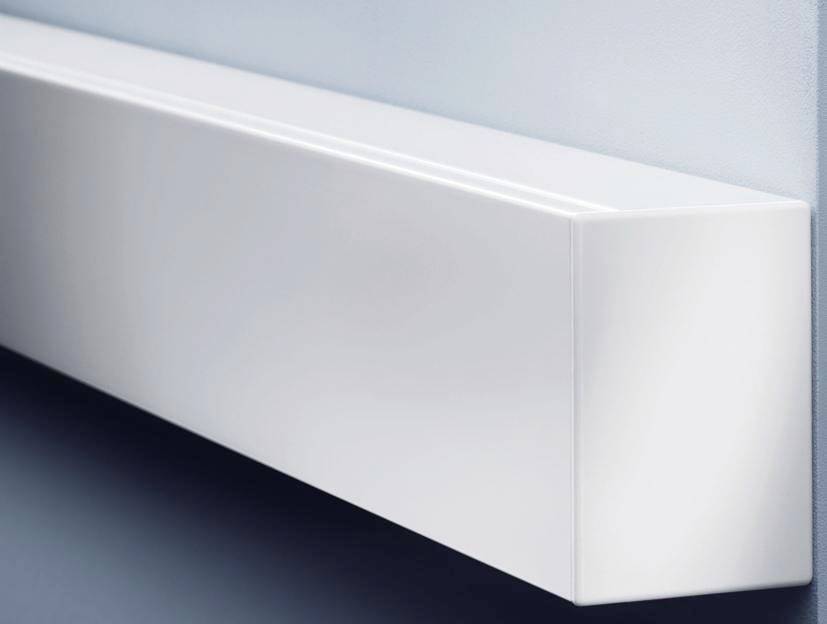 Witte, rechthoekige metalen doos aan een blauwe muur, mogelijk onderdeel van een airconditioning- of verwarmingsinstallatie.