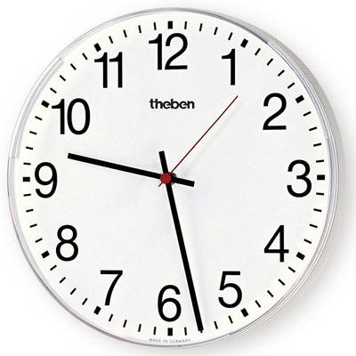 Ronde wandklok met zwarte cijfers en wijzers op een witte achtergrond. Klokje staat op 8:22. Opschrift: 'theben'.