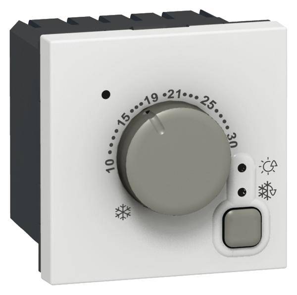 Een wit thermostaat met een draaiknop die temperaturen van 10 tot 30 graden aangeeft. Symbolen voor verwarmen en koelen zijn aanwezig.