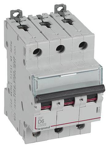 Een driepolige vermogensschakelaar van het merk Legrand, model D6, grijs en zwart, voor elektrische beveiligingsschakelingen in verdeelkasten.