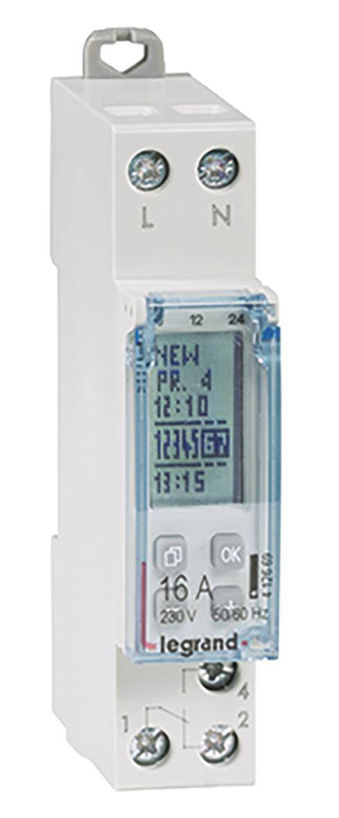Digitale schakelklok met LCD-display, toont tijd, bedrijfsspanning en 16A capaciteit. Ideaal voor automatische apparaatbesturing.