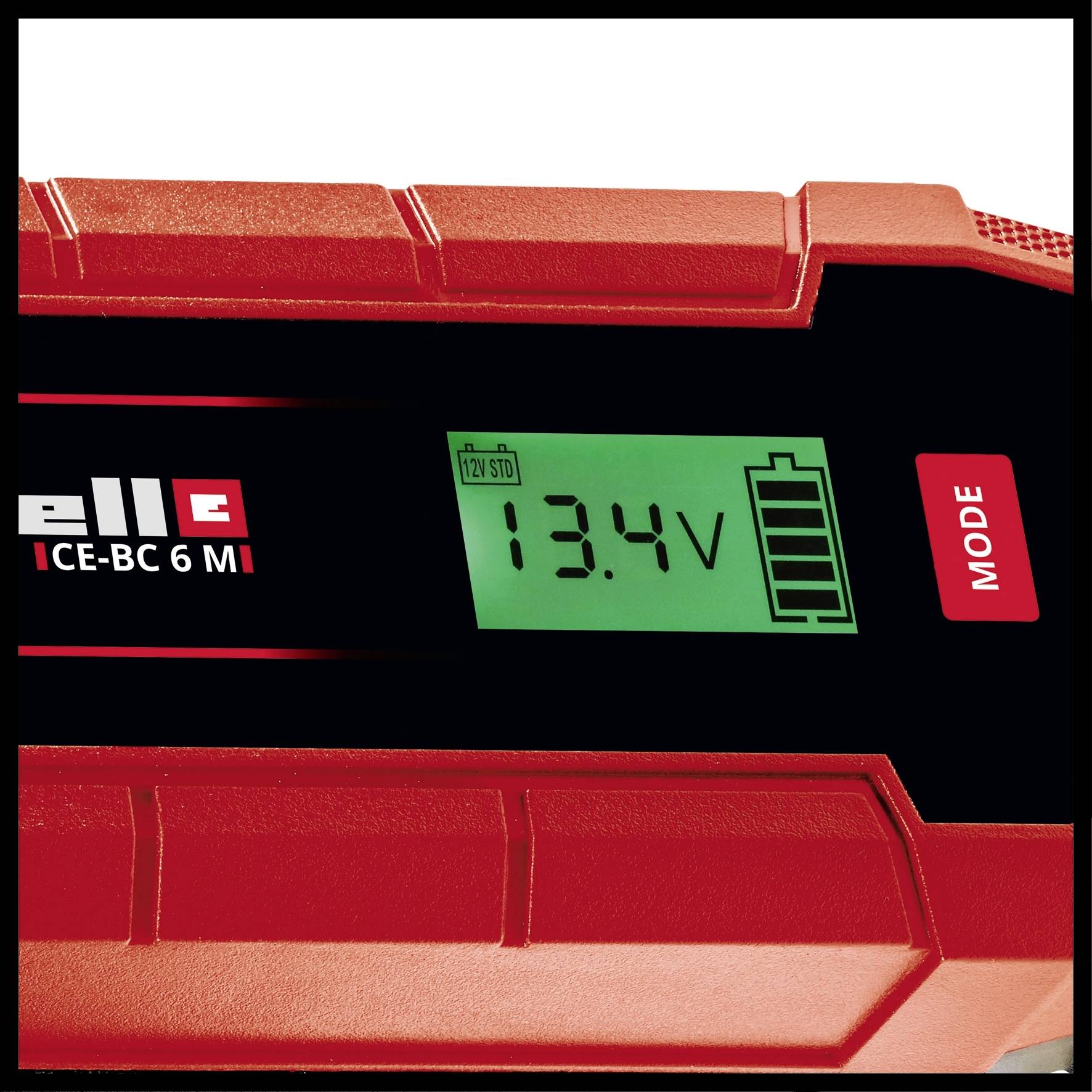 Een rood batterijlaadapparaat toont op een display '13,4V'. Rechts bevindt zich een modusknop.