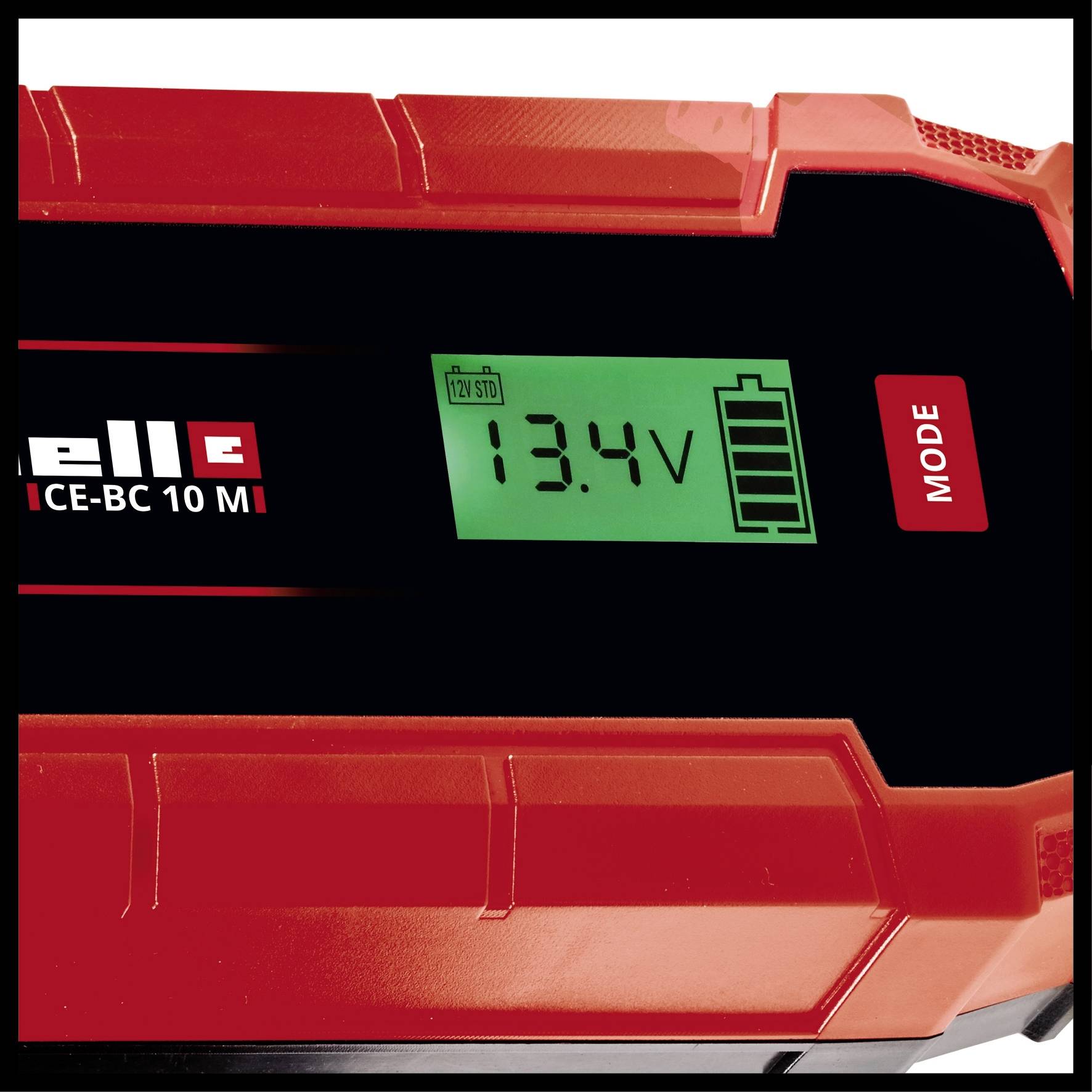 Een rood laadapparaat toont op een groen display de spanning van '13,4V' en de laadstatus van een batterij.