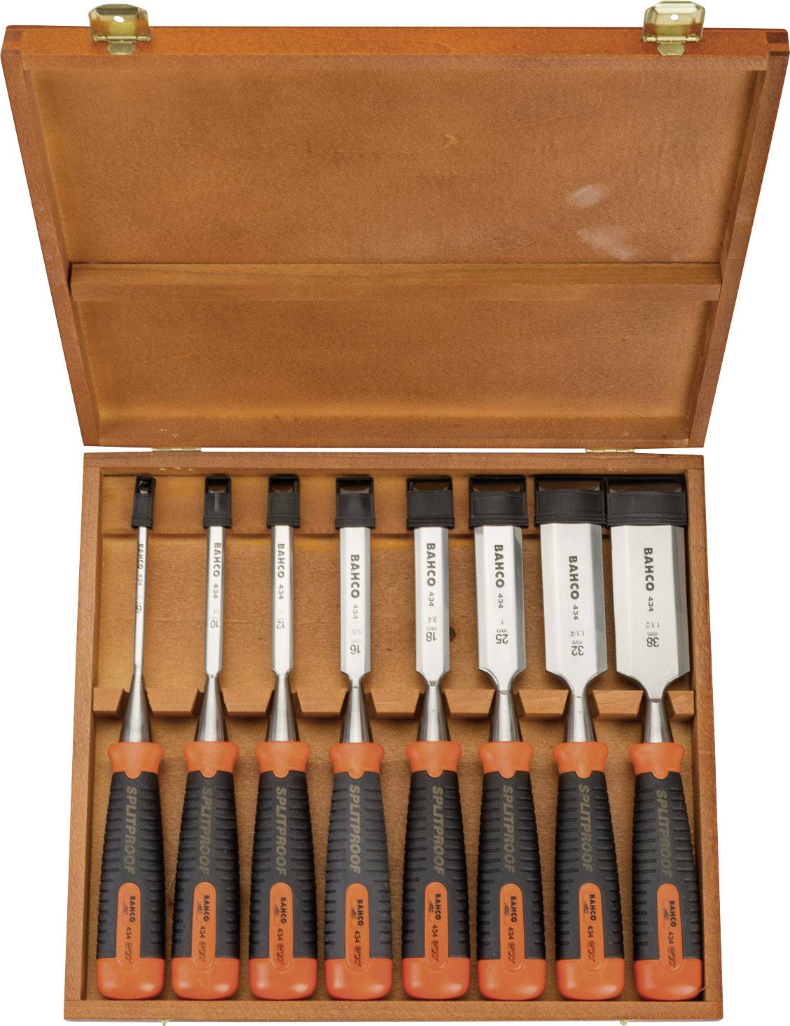 Een houtbeitelset in een open houten kist, bestaande uit acht beitels met oranje-zwarte handgrepen, van verschillende breedtes.