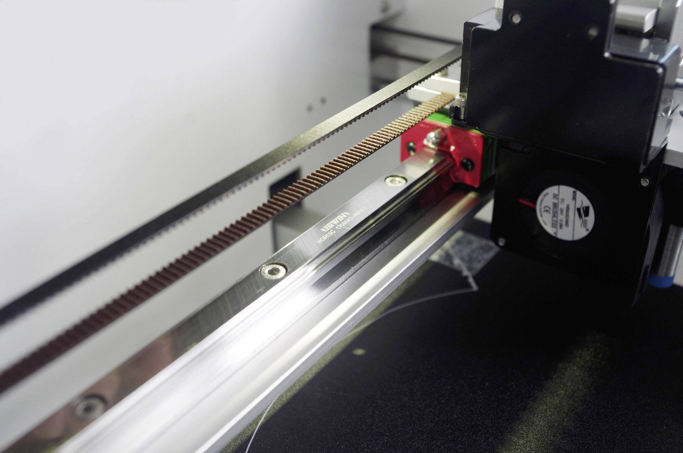 Een 3D-printer in gebruik, met focus op de bewegende printkop. Een ventilator zorgt voor koeling tijdens het drukproces.