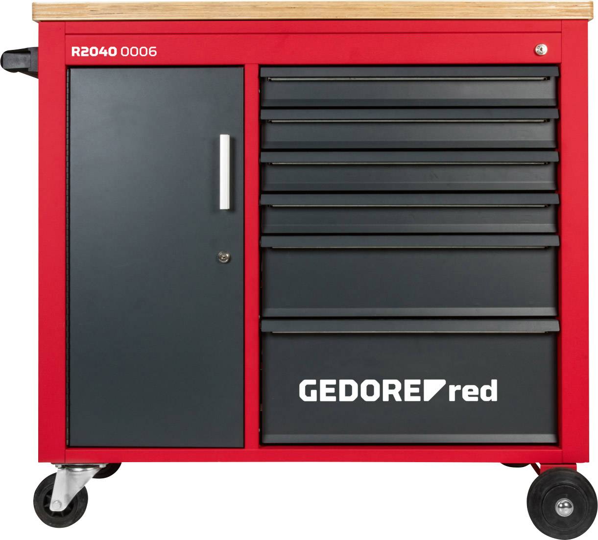 Rode werkplaatswagen met houten bovenblad, links met deur, rechts vijf lades. Opschrift 'GEDORE red'. Staat op wielen.