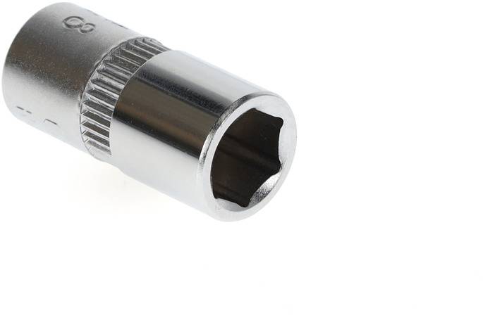 Metalen dopsleutelopzetstuk met zeskante profilering, met glanzende afwerking, licht afgeschuind voor efficiënte bevestiging op schroeven.