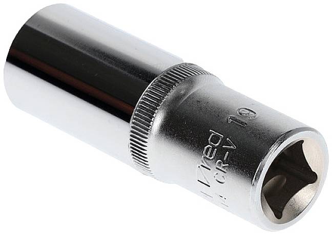 Een zilveren dopsleutel met een rond, gerimpeld uiteinde en een vierkante aandrijving, geschikt voor ratelsleutels of momentsleutels.