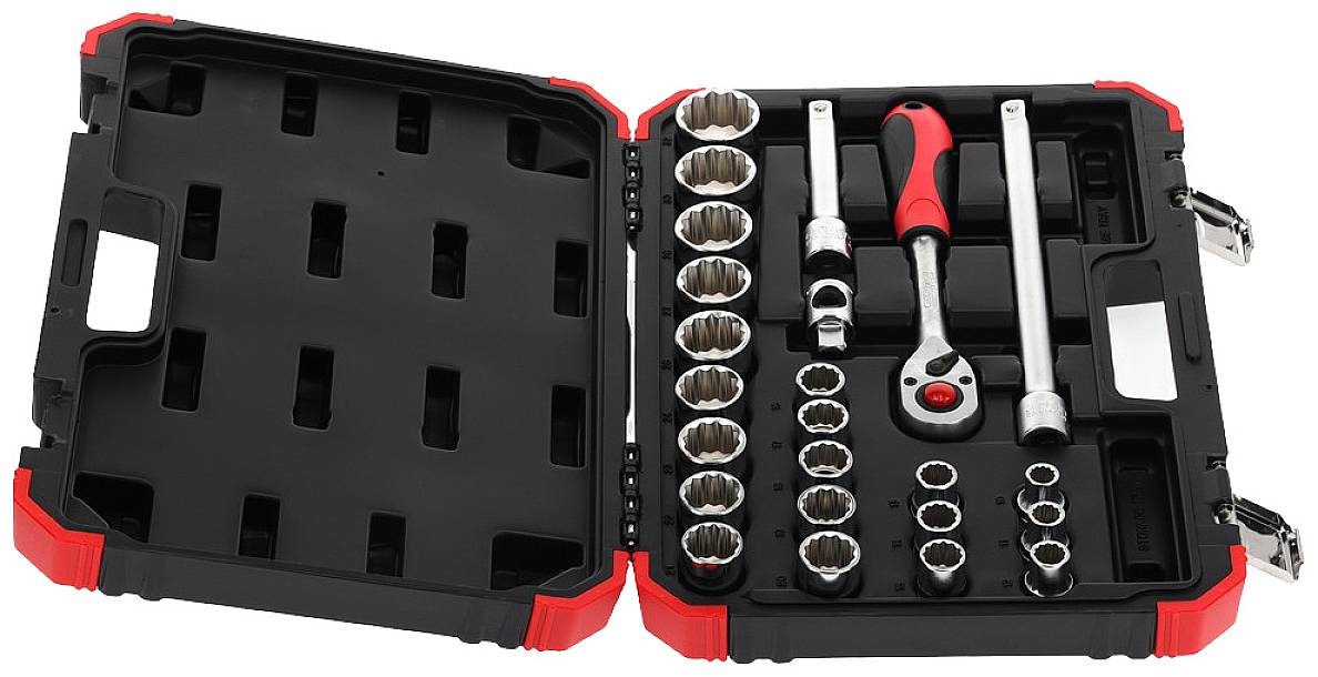 Een geopende gereedschapskoffer met een ratel, verlengstukken en verschillende dopsleutels netjes op rijen gerangschikt.