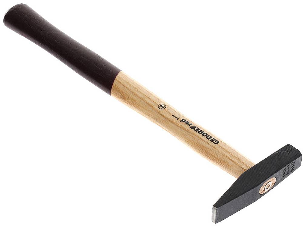 Een hamer met houten handvat en zwart hoofd ligt schuin. Het handvat is van licht hout, het hoofd heeft een platte en een puntige kant.