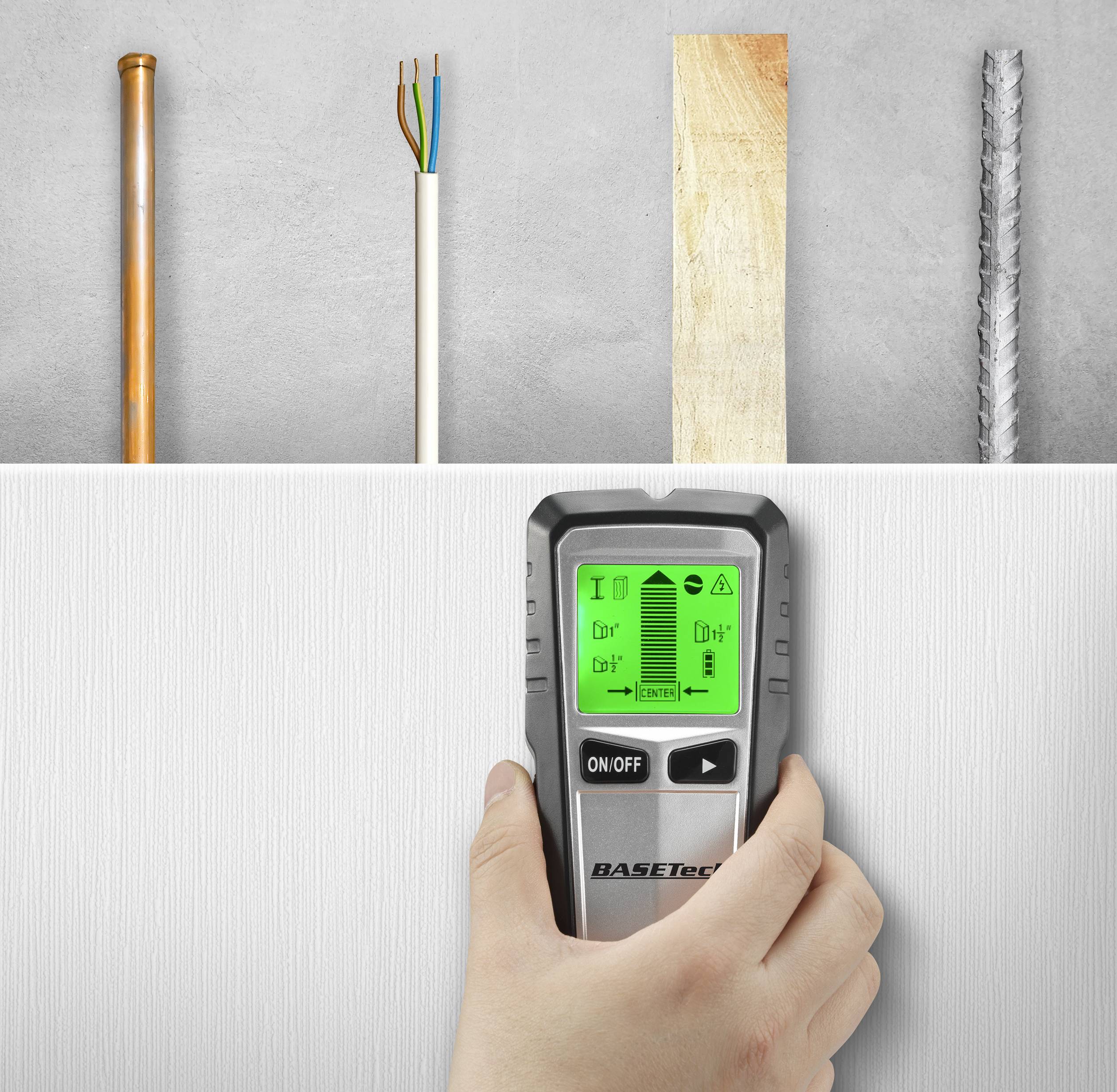 Een handscanner toont op een display "IJzer" terwijl hij wordt gehouden boven een muur. Op de achtergrond zijn verschillende materialen zichtbaar.