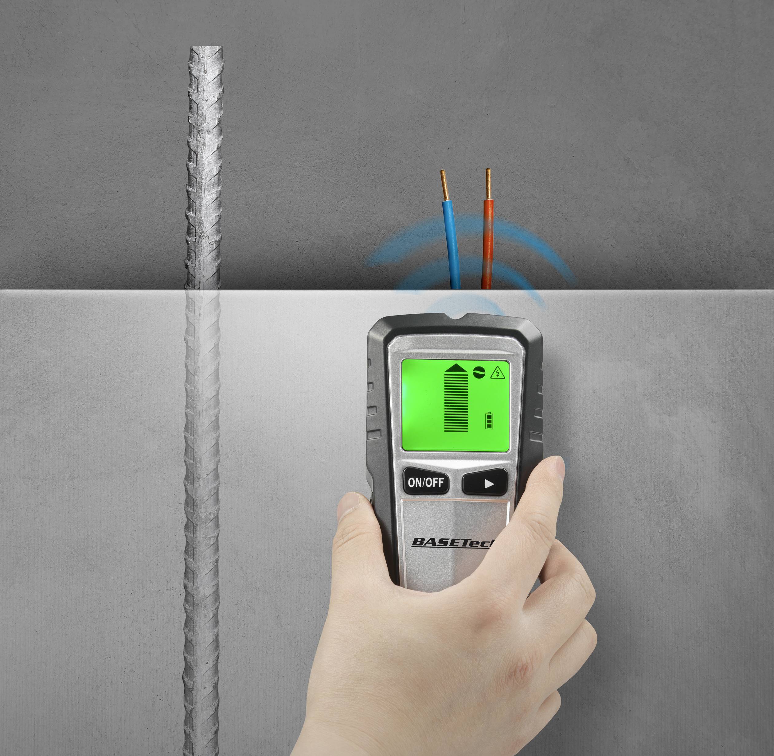 Een hand houdt een digitale detector tegen een betonnen muur. De detector geeft de positie aan van achterliggende elektriciteitskabels en metalen staven.