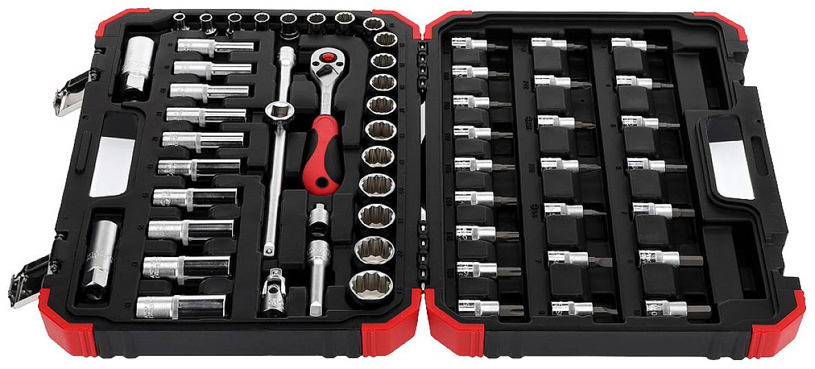 Zwarte gereedschapskoffer met rode hoeken, gevuld met een dopsleutelset. Bevat een ratel, verlengstukken en diverse dopsleutels.