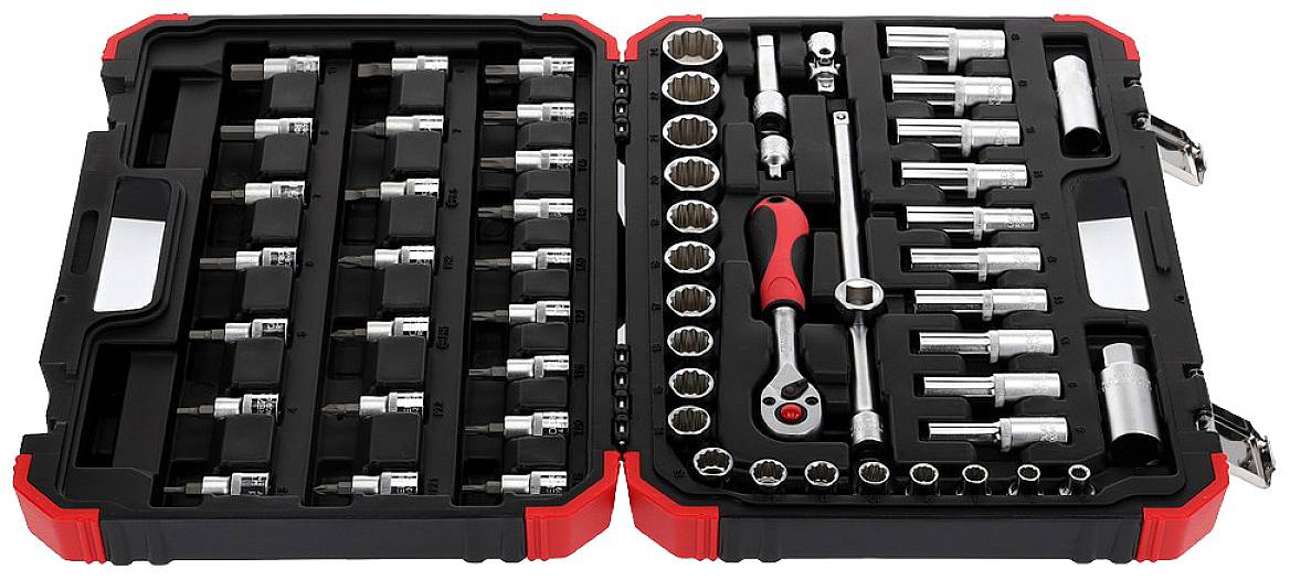 Een geopende gereedschapskist met verschillende dopsleutels en een ratel.