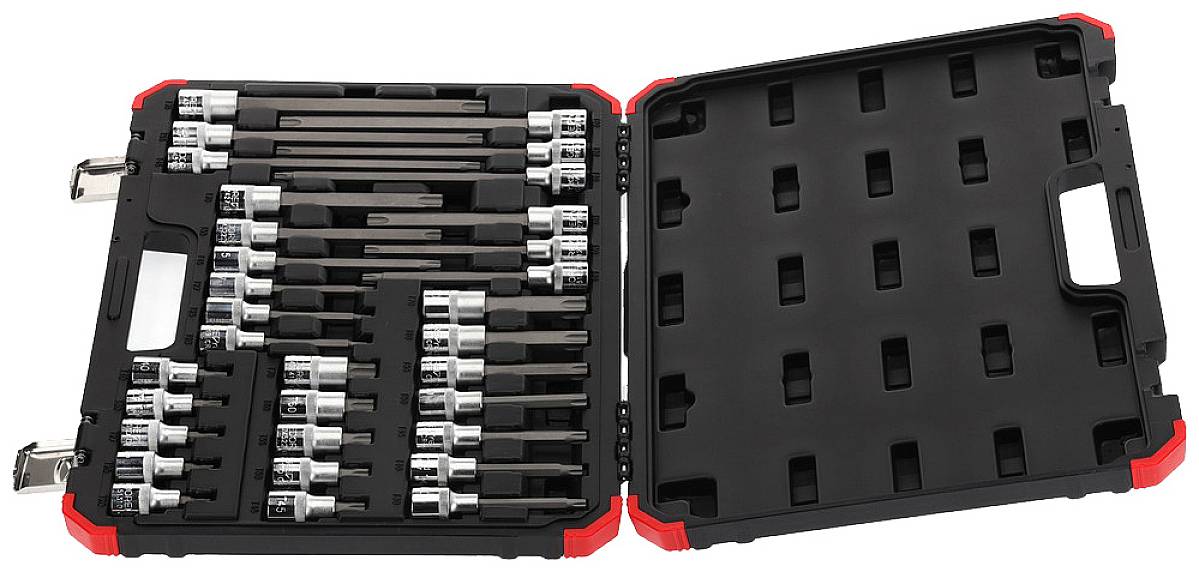 Geopende gereedschapskoffer met verschillende dopsleutels en verlengstukken, netjes gerangschikt in afzonderlijke vakken.