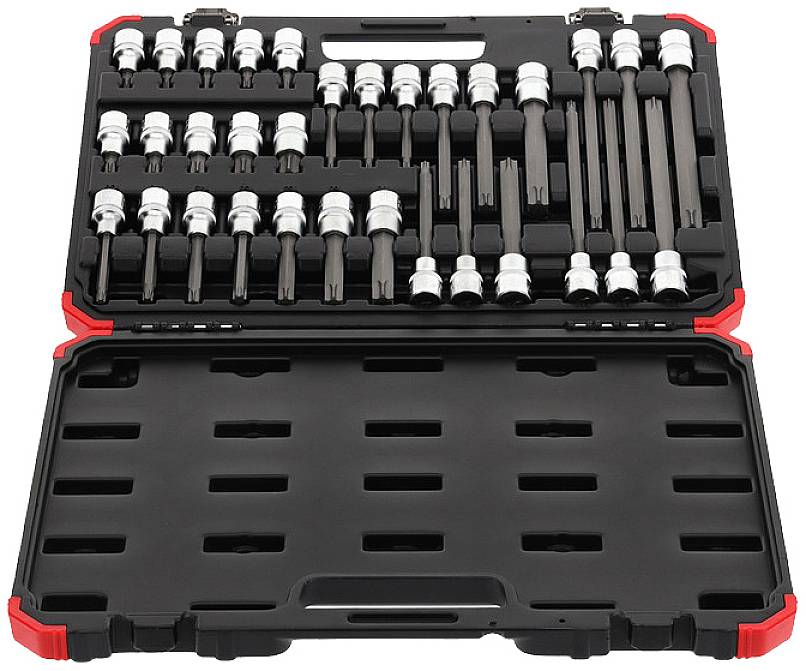 Geopende gereedschapskist met verschillende dopsleutels en verlengstukken.