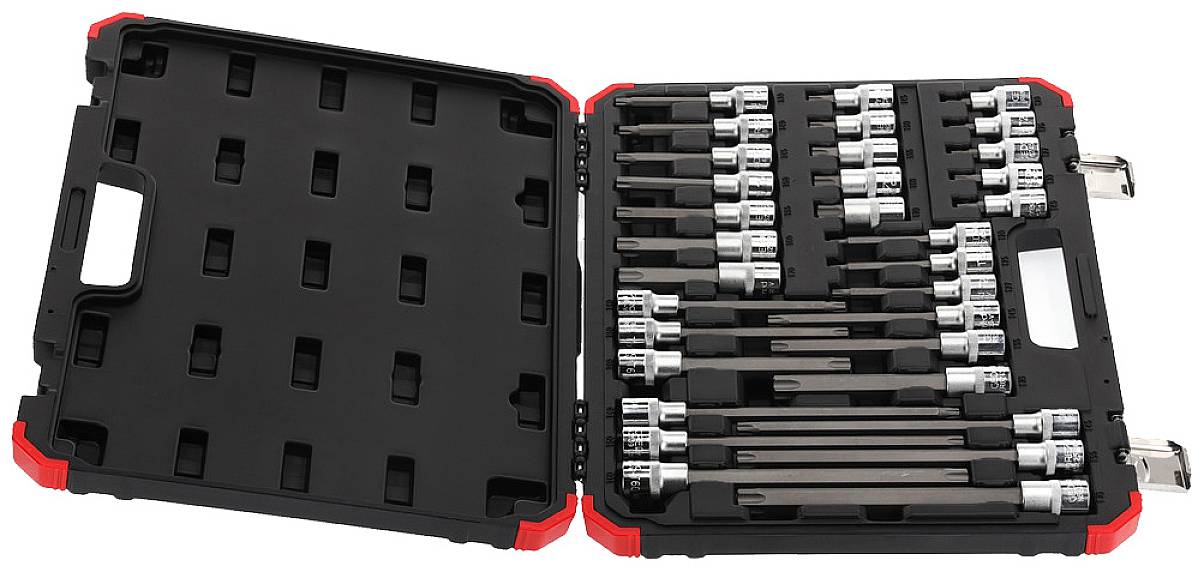 Open gereedschapskoffer met verschillende dopsleutels en verlengstukken, netjes gerangschikt in een zwarte kunststof behuizing.