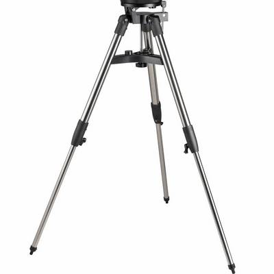 'Telescoopstatief van metaal in zilver met drie verstelbare poten, geschikt voor stabiele bevestiging van telescopen of camera's.'