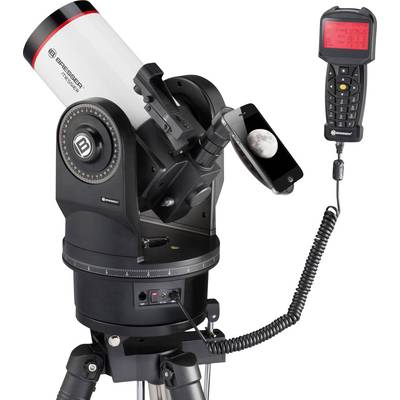 Telescoop op statief met een gemonteerde smartphone die een afbeelding van de maan toont. Naast de telescoop hangt een afstandsbediening met een rood display.