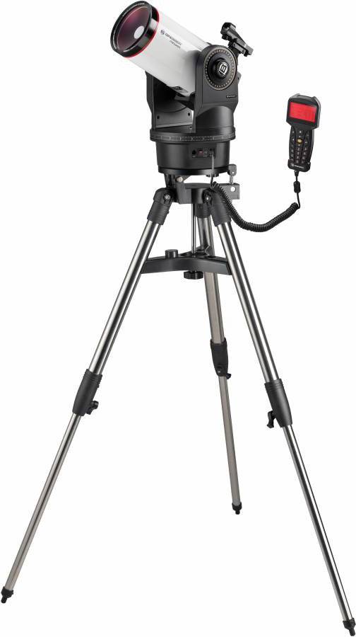 Een wit-zwarte telescoop met statief en rode handmatige controller. Dient voor hemelwaarneming.