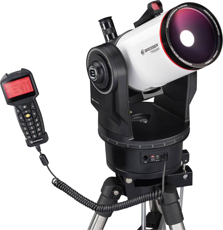 Een telescoop met montage en handmatige besturing, geschikt voor astronomische waarnemingen.