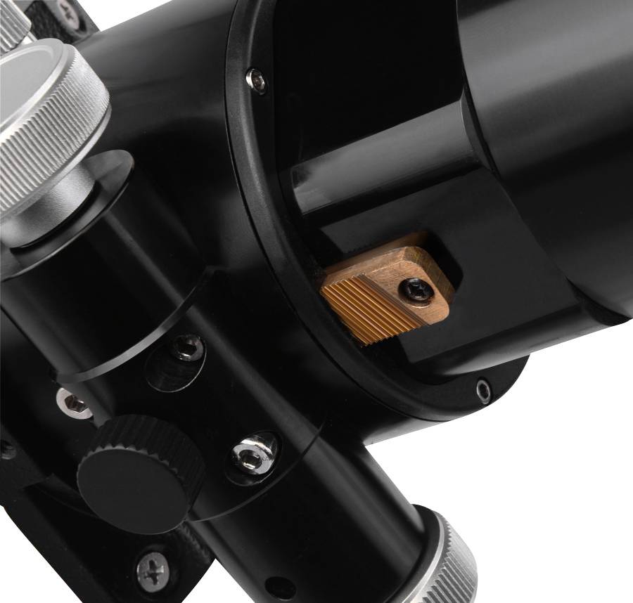 Close-up van een zwarte telescoop-focusseerder met zilver- en koperkleurige details. Hoofdcomponenten duidelijk zichtbaar.
