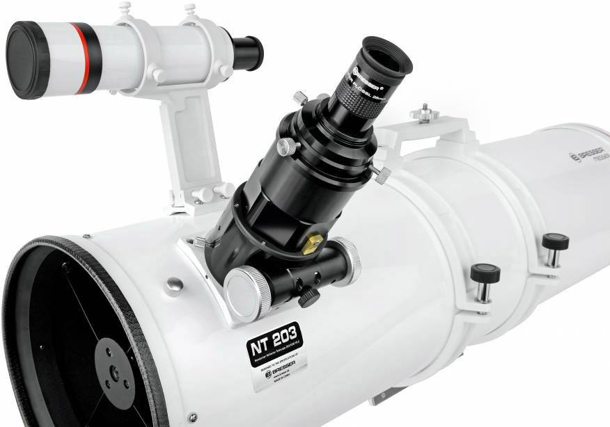 Een wit telescoop met een zwarte oculair en een kleinere zoektelescoop ernaast, op een witte achtergrond.