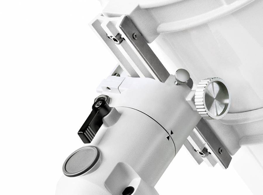 Witte telescoop met precisie-instellingsknoppen en bevestigingen die details van de mechaniek en verbindingselementen laten zien.