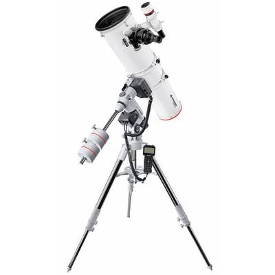 Een wit telescoop op een stabief statief met computergestuurde montering en handbesturing voor precisie astronomische waarnemingen.