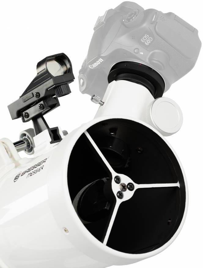 Een wit telescoop met camera-adapter. Bovenop is een DSLR-camera gemonteerd. Details van de telescoop zijn prominent zichtbaar.